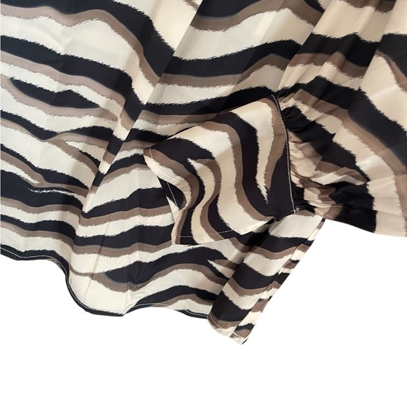 Banana Republic size Medium Women’s Zebra Print Blouse/V-Neck/cream & Black - Picture 3 of 9
